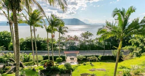 Sea front, forest back - 15 min airport House in Florianopolis