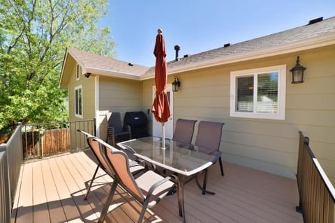 Crestview Place Family Home 2 Mins to UCCS Patio and BBQ House in Colorado Springs