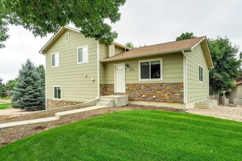 Crestwood Estate 4 Family Homes Sleeps 48 Near UCCS House in Colorado Springs