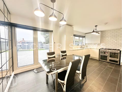 Kitchen or kitchenette, Photo of the whole room, Decorative detail, Seating area, Dining area, dishwasher, minibar, stove