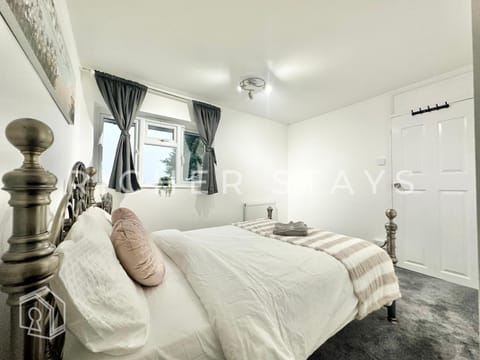 Bed, Photo of the whole room, Decorative detail, Bedroom, towels