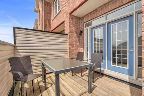 Bright End-Unit Townhouse Casa in Newmarket