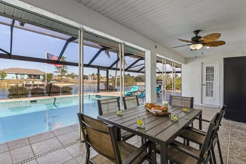 Dock, Heated Pool, Outdoor Shower, Karaoke - Dolphin Villa - Roelens House in Cape Coral