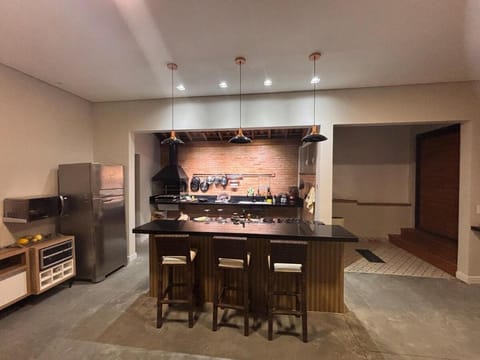 Kitchen or kitchenette, Dining area, minibar, oven, stove