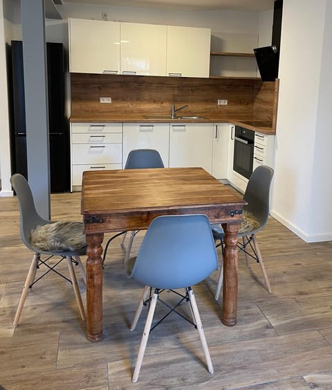 Kitchen or kitchenette, Dining area