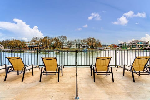 Lake LBJ Retreat - Lake Front Foosball Boat Slips - Sleeps 18 House in Kingsland