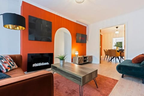 Communal lounge/ TV room, TV and multimedia, Living room, Seating area, Evening entertainment