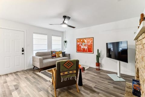 Artist Retreat by SoCo - Sleeps 6 - Free Parking Apartment in South Congress