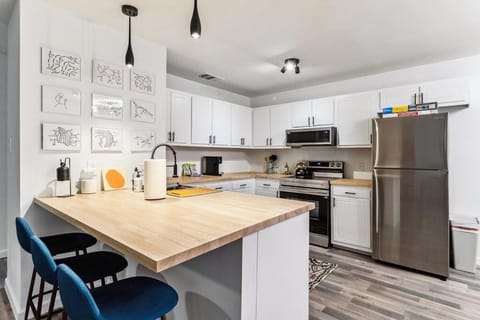 Artist Retreat by SoCo - Sleeps 6 - Free Parking Apartment in South Congress