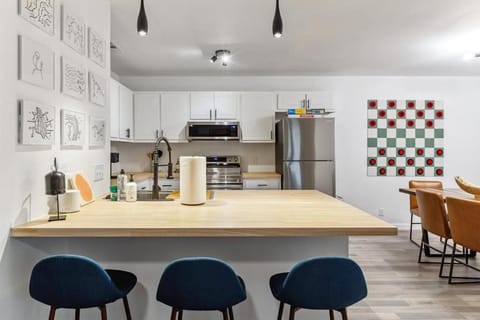 Artist Retreat by SoCo - Sleeps 6 - Free Parking Apartment in South Congress