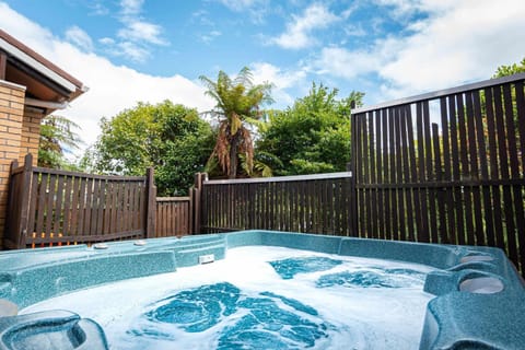 Highfield on High - 50m to the Redwoods Forest with Spa Pool House in Rotorua