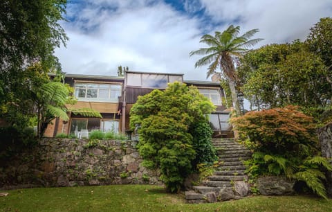 Highfield on High - 50m to the Redwoods Forest with Spa Pool House in Rotorua