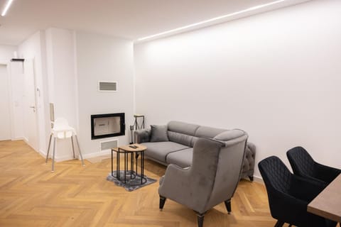 TV and multimedia, Living room, Seating area, fireplace