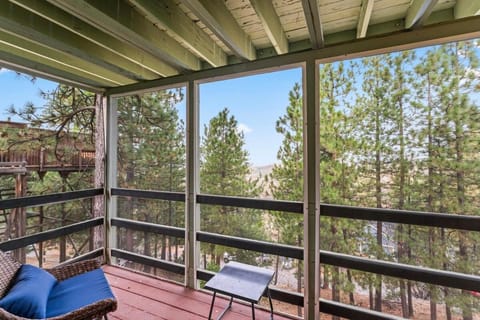 Casa de Yukon & Black stone Grill, 3 Level Home House in Lake Arrowhead