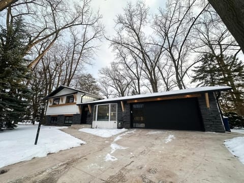 Thorndale Ct - Replica Lombardi Trophy House House in Ashwaubenon