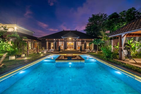 Property building, Patio, Night, Garden, Garden view, Pool view, Swimming pool, sunbed