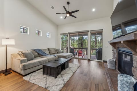 Scenic Golf Retreat with Modern Comforts & Fireplace townhouse Casa in Show Low