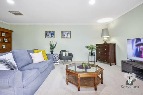 KozyGuru Glen Waverley Family Home & Backyard Apartment in Glen Waverley