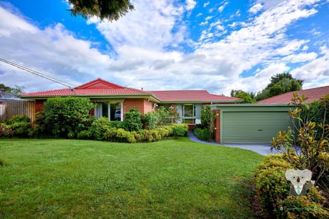 KozyGuru Glen Waverley Family Home & Backyard Apartment in Glen Waverley