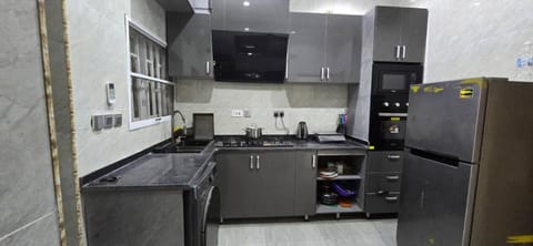 Kitchen or kitchenette, dishwasher, oven