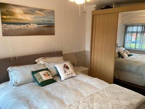 5 min Drive to Trafford Centre and15 Manchester City House in Stretford