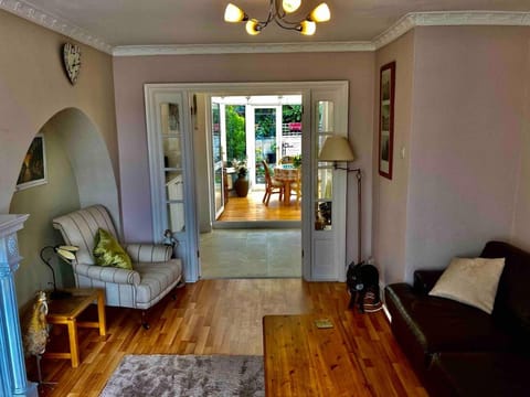 5 min Drive to Trafford Centre and15 Manchester City House in Stretford