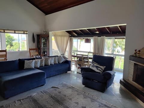 Sea front, forest back - 15 min airport House in Florianopolis