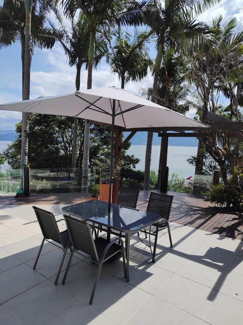 Sea front, forest back - 15 min airport House in Florianopolis