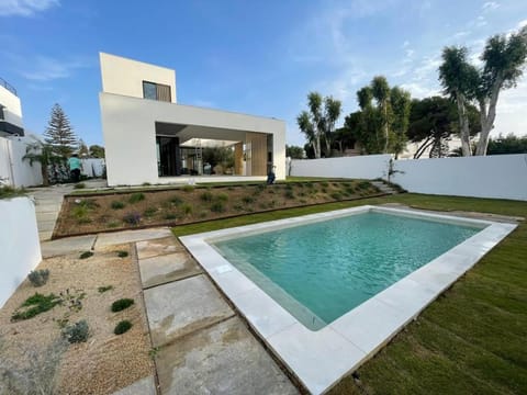 Property building, Garden, Garden view, Pool view, Swimming pool, sunbed