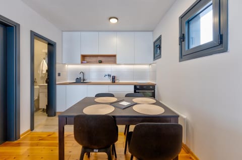 Kitchen or kitchenette, Dining area