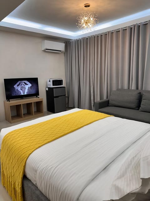 Bed, TV and multimedia, Seating area, air conditioner