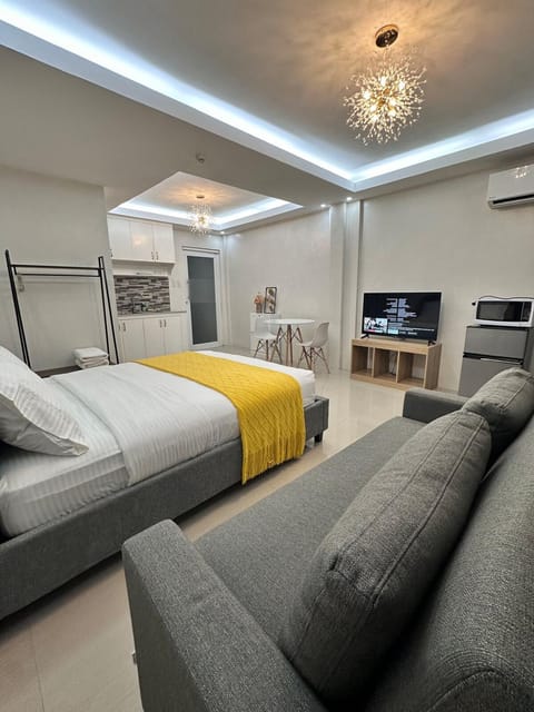 Bed, Kitchen or kitchenette, Photo of the whole room, Seating area, air conditioner