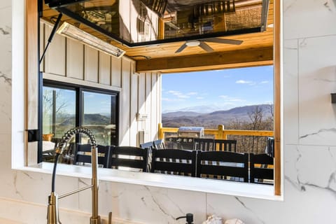 Montblue - Panoramic Mountain Views Chalet in Sevier County