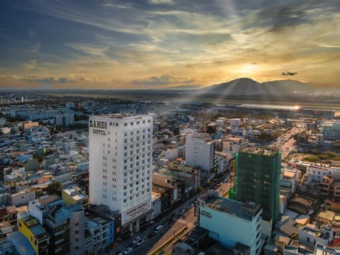 Nearby landmark, Facade/entrance, Bird's eye view, City view, Lake view, Street view