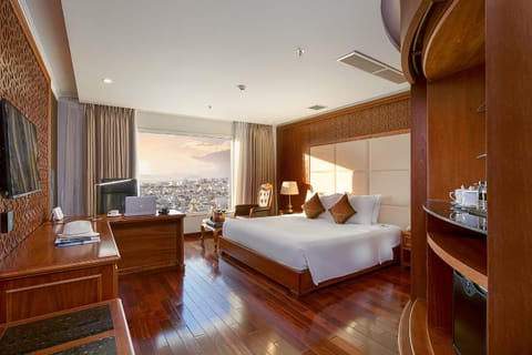 Bed, View (from property/room), Photo of the whole room, Seating area, Bedroom, City view