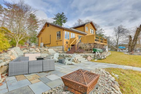 Swim, Hike and Ski Waterfront Home in White Lake! Casa in White Lake