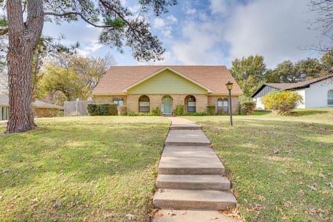 3 Mi to Lake Arlington Texas Family Home House in Arlington