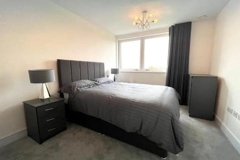 2 Bedroom Apartment In Southall FRG Apartment in Southall