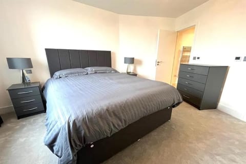 2 Bedroom Apartment In Southall FRG Apartment in Southall