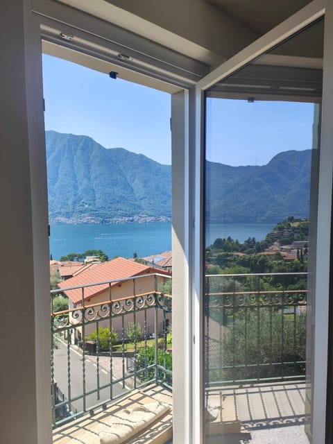 Balcony/Terrace, Lake view, Mountain view