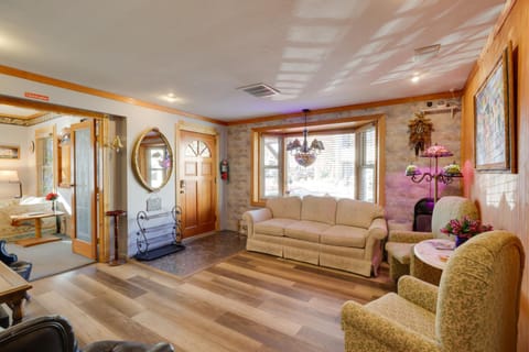 Half-Mi to River Walk Rose Cottage in Truckee! House in Reno