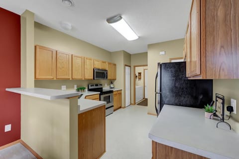 Kitchen or kitchenette, minibar, oven, stove