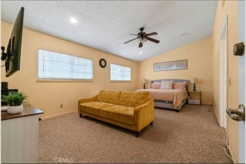 Bed, TV and multimedia, Photo of the whole room, Seating area, Bedroom