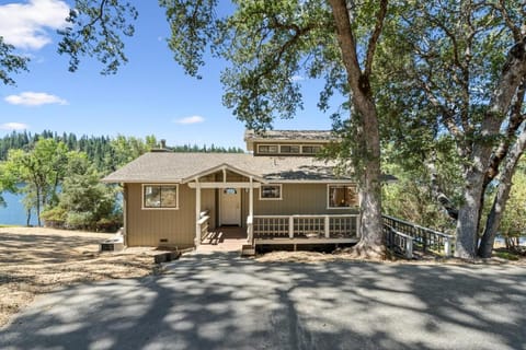 Lakefront Villa - private dock & hot tub near Yosemite Villa in Groveland