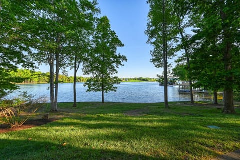 Dream Lake Castle House in Lake Anna