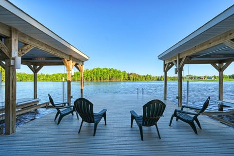 Dream Lake Castle House in Lake Anna