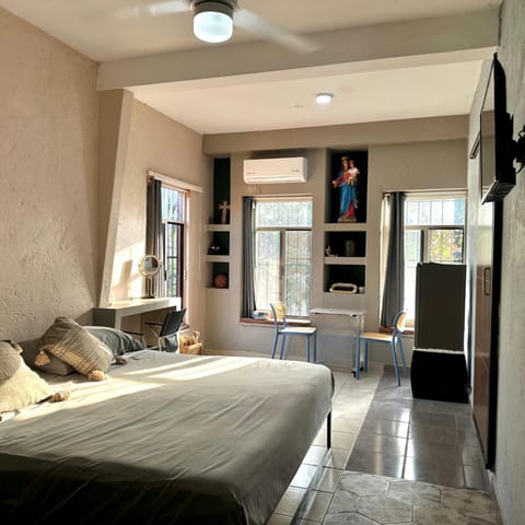 Bed, TV and multimedia, Coffee/tea facilities, Photo of the whole room, Seating area, Dining area, Bedroom, Quiet street view, Inner courtyard view, minibar