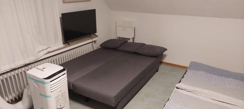 Bed, TV and multimedia, Photo of the whole room, Bedroom