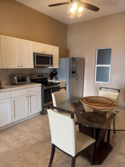 Coffee/tea facilities, Kitchen or kitchenette, Dining area, oven, pet friendly, stove, toaster