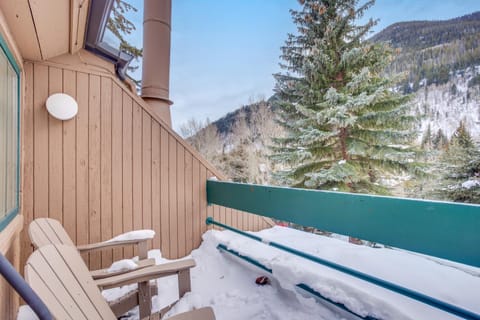 4 Mi to Vail Ski Resort Cozy Getaway with Deck! Apartment in Vail